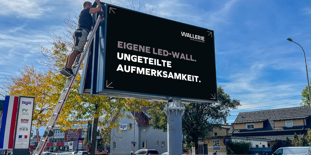 Unser Techniker Thomas bei der Montage einer Wallerie LED-Wall bei Fleischmann und Petschnig