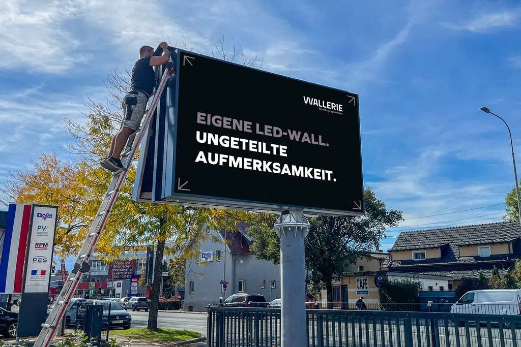 Unser Techniker Thomas bei der Montage einer Wallerie LED-Wall bei Fleischmann und Petschnig