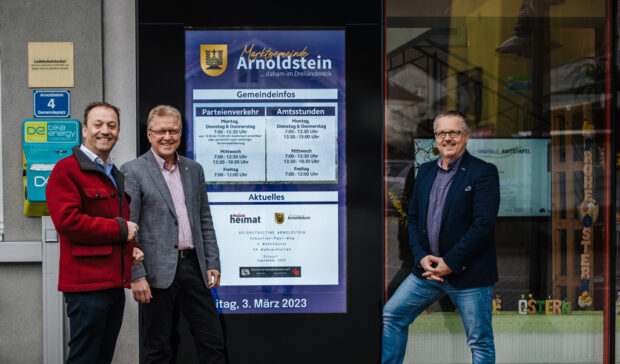 Bürgermeister Reinhard Antolitsch, Amtsleiter Gernot Obermoser und Geschäftsführer monitorwerbung Kärnten Andreas Lanner vor dem Semi-Outdoor Monitor von Wallerie in Arnoldstein