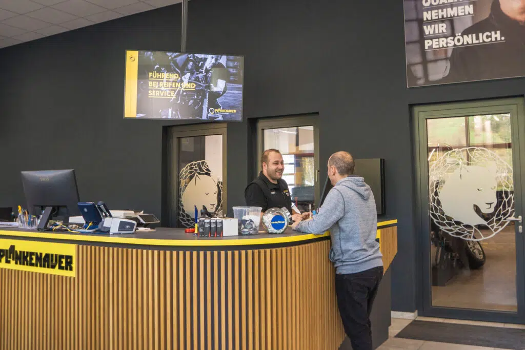 Indoor Screen von Wallerie im Geschäft von Plankenauer Lienz. Über dem Empfang.