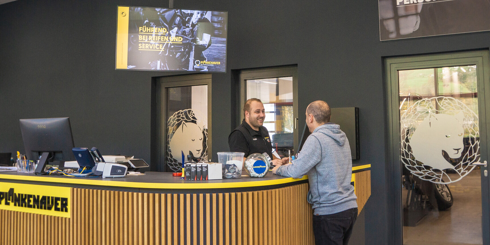 Indoor Screen von Wallerie im Geschäft von Plankenauer Lienz. Über dem Empfang.