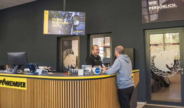 Indoor Screen von Wallerie im Geschäft von Plankenauer Lienz. Über dem Empfang.