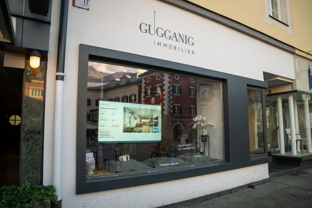 Schaufenster Screen bei Gugganig Immobilien in Lienz