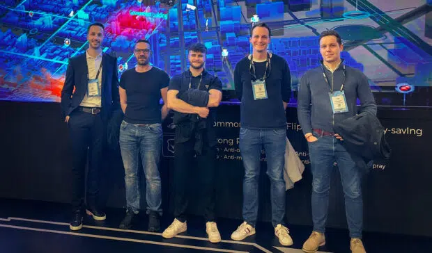 Das Team Wallerie auf der ISE 2025 vor einer LED-Wall