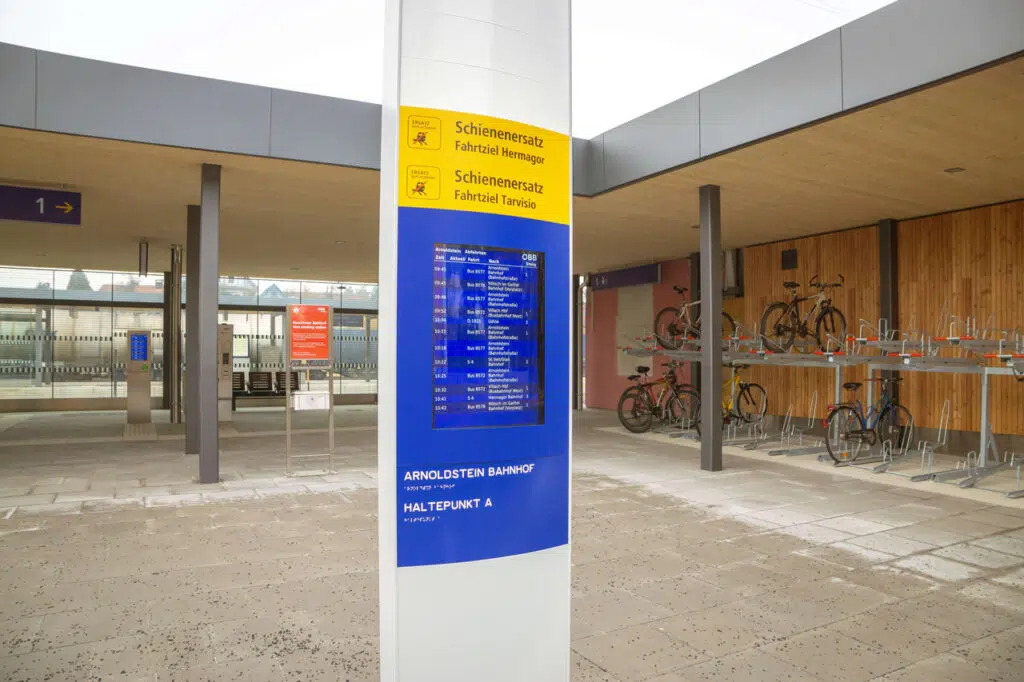 Digitale Anzeige von Bus und Bahn am Bahnhof in Arnoldstein