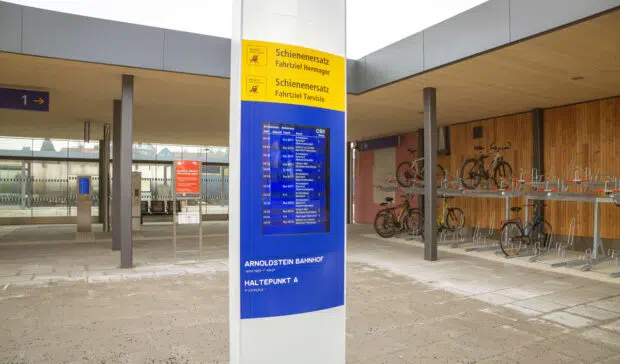 Digitale Anzeige von Bus und Bahn am Bahnhof in Arnoldstein