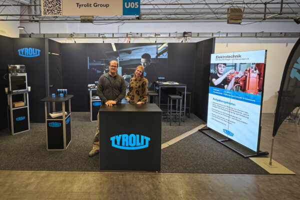Ein Messestand der Firma Tyrolit mit LED-Totems seitlich des Messestandes