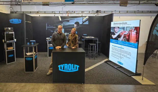 Ein Messestand der Firma Tyrolit mit LED-Totems seitlich des Messestandes