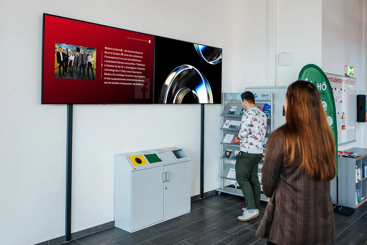 Digital Signage Indoor Screen stehend zur Wand mit Social Media Livestream in der Fachhochschule Kärnten
