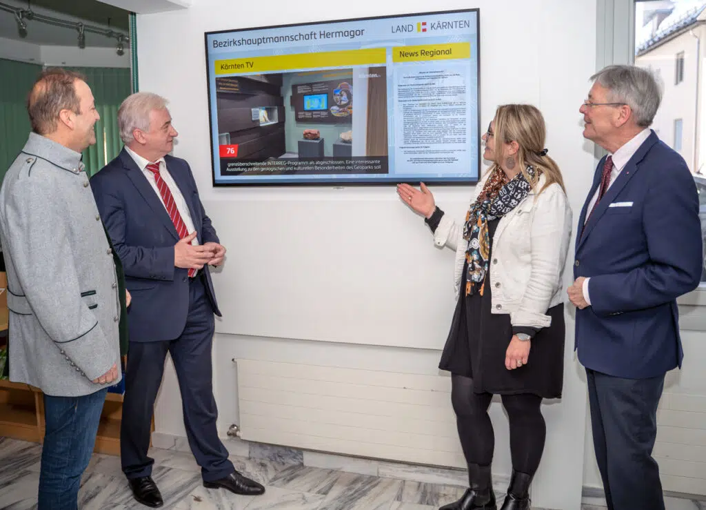 4 Personen stehen vor eine Indoor Screen