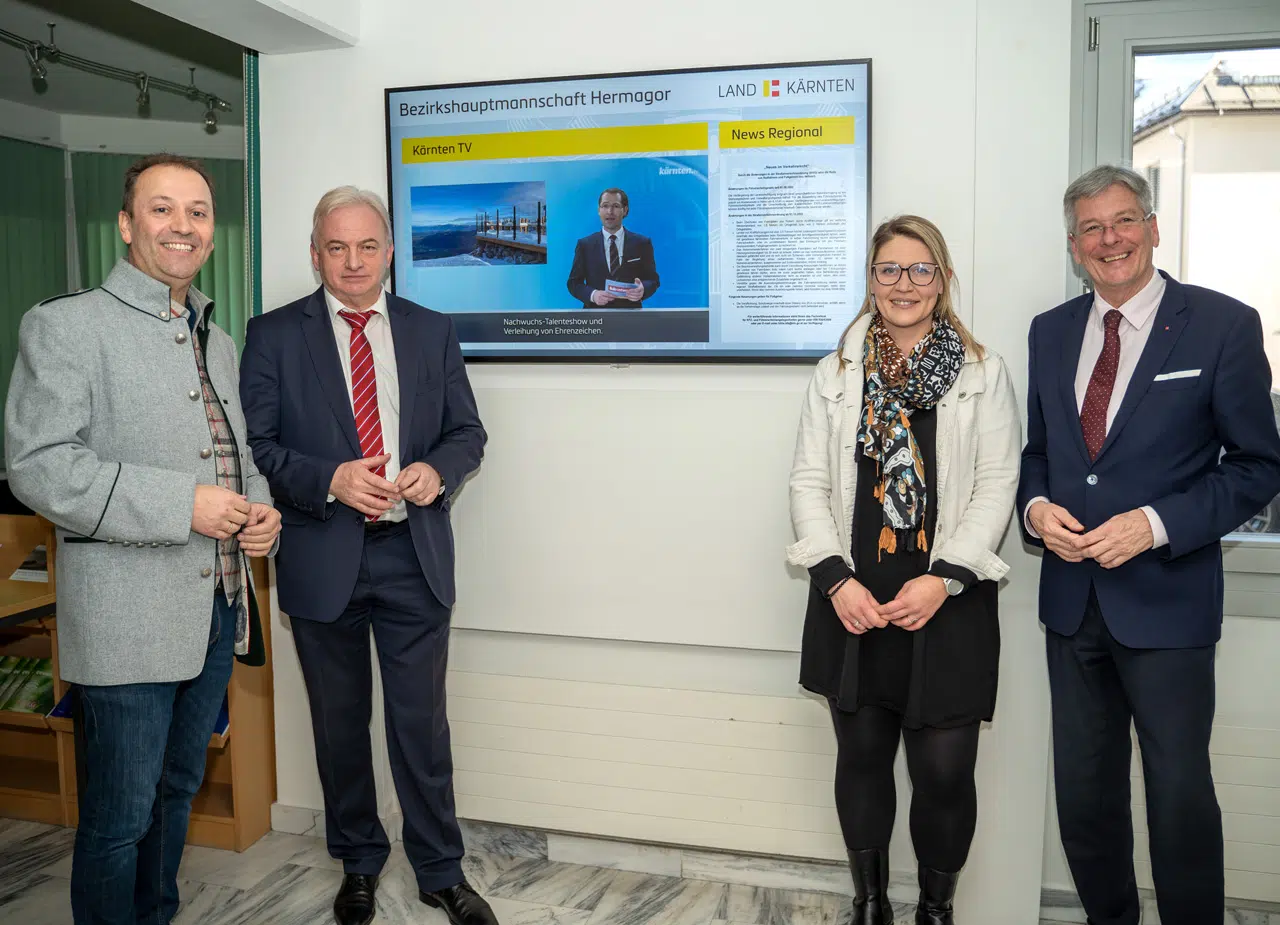 Andreas Lanner (ganz links) und Sarah Sturm-Landsfeldt von Wallerie bei der Übergabe der modernen Screens an Bezirkshauptmann Heinz Pansi und Landeshauptmann Peter Kaiser.