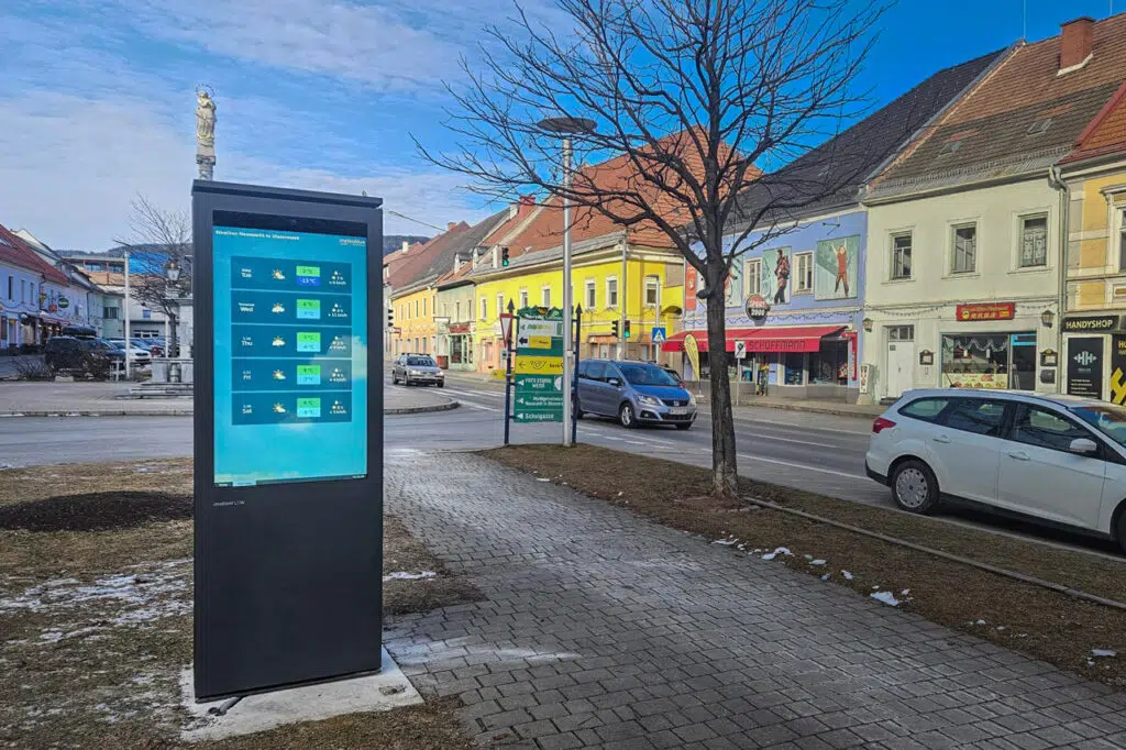 Eine Digital Signage Outdoor Stele neben einen Gehweg in der Gemeinde Neumarkt