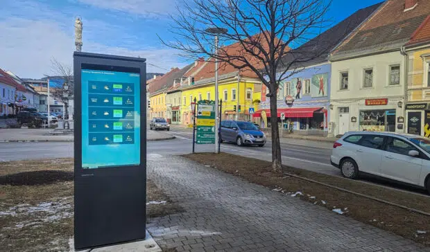 Eine Digital Signage Outdoor Stele neben einen Gehweg in der Gemeinde Neumarkt