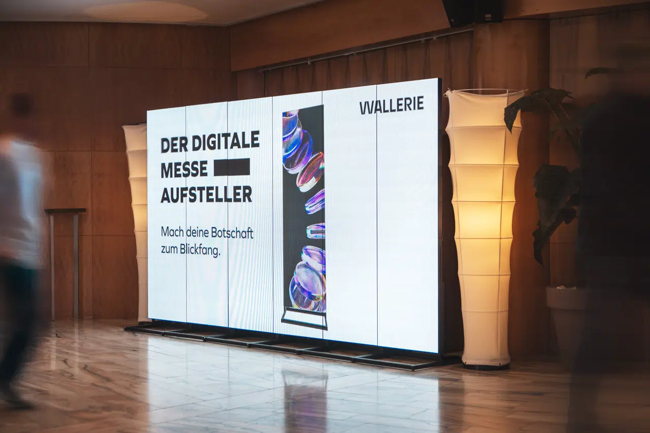LED Displays stehen in einem Raum. Eine Stehlampe steht links und rechts.