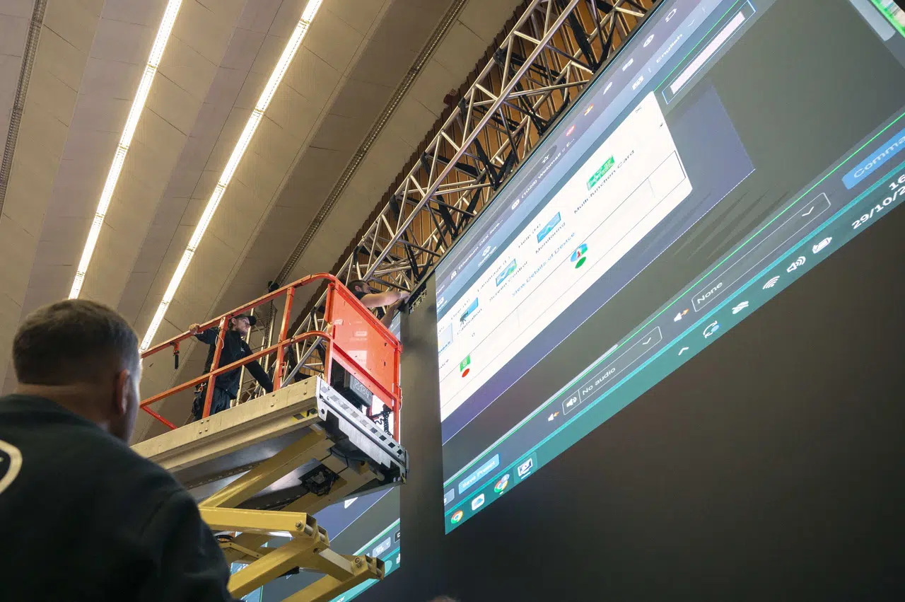 wallerie-montage-indoor-led-wall-laibach-messezentrum-laibach Eine Hebebühne neben eine hohen Indoor-LED-Wall