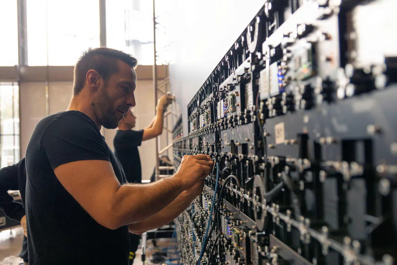 wallerie-montage-indoor-led-wall-module-laibach-messezentrum-laibach Eine Person montiert LED Module auf eine Indoor-LED-Wall