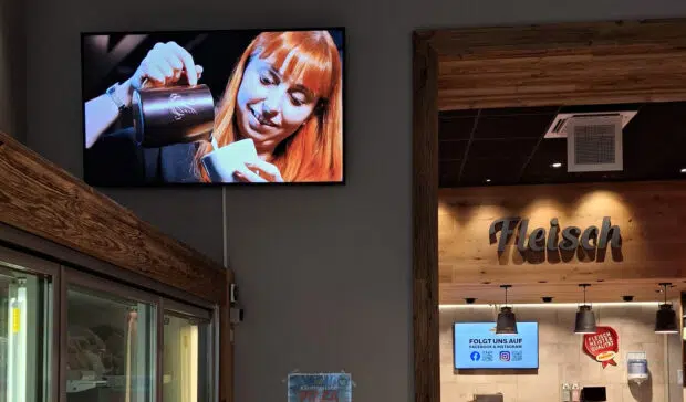 Bildschirm hängend auf einer Wand in einem Geschäft