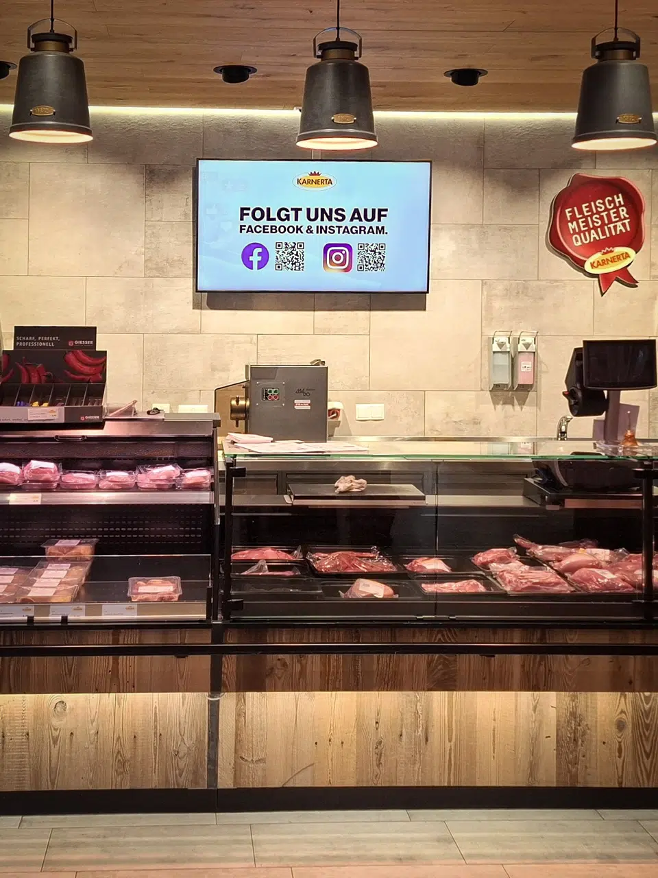 point-of-sale-monitore-im-shop-kaerntner-milch-genussmaierei-wallerie