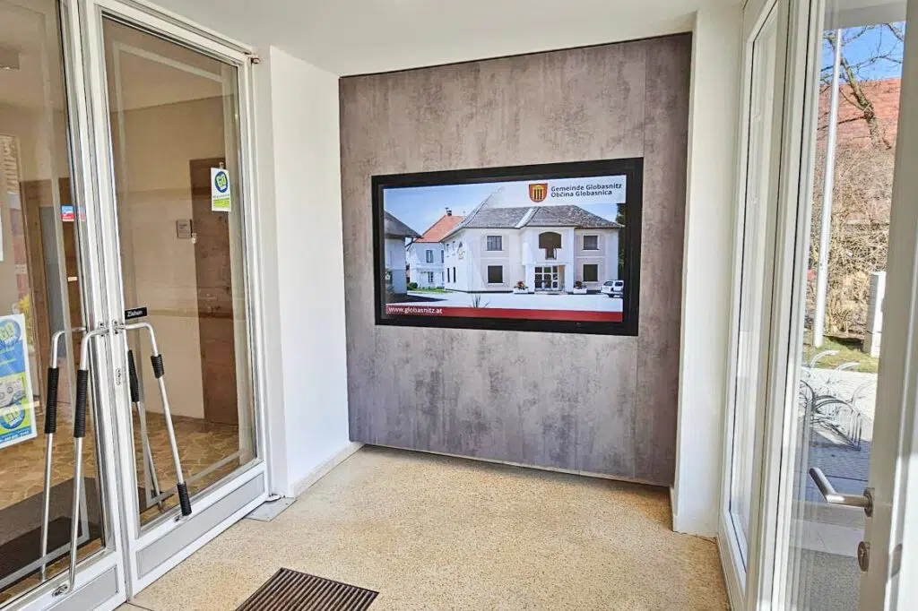 digitale-amtstafel-gemeinde-globasnitz-by-wallerie-03 Digital Amtstafel im Eingangsbereich der Gemeinde Globasnitz