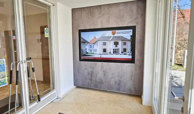 Digital Amtstafel im Eingangsbereich der Gemeinde Globasnitz