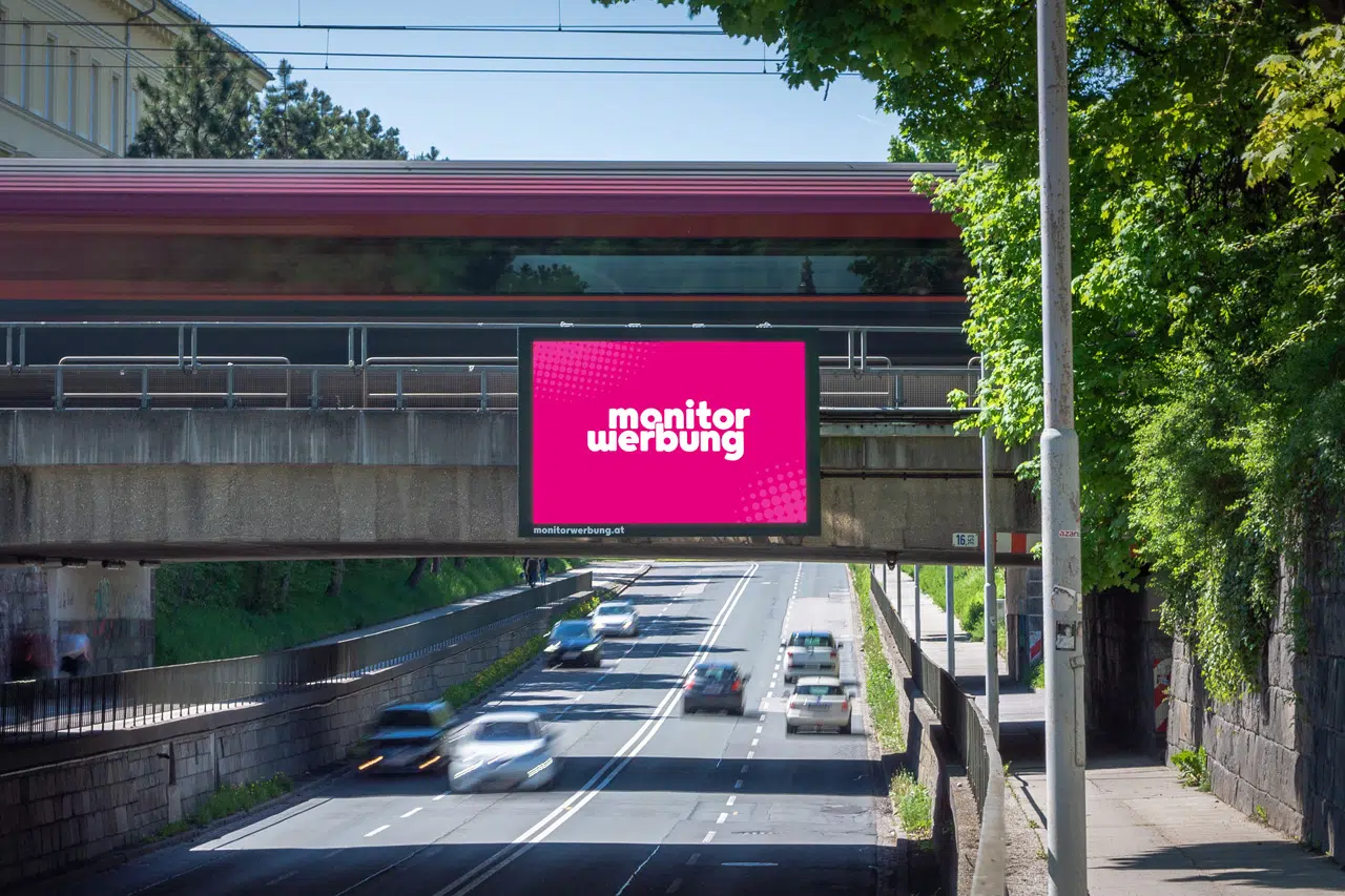 dooh-werbenetzwerk-monitorwerbung-brueckenboard Foto LED Wall auf einer Eisenbahnbrücke die über einer Straße verläuft
