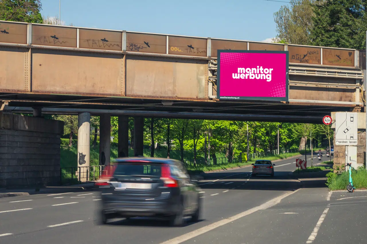 dooh-werbenetzwerk-monitorwerbung-led-wall LED Wall einer Brücke über einer Straße