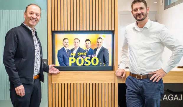Andreas Lanner von LANNER Media und Daniel Riegelnik von der Poso Bank neben einem Indoor Screen
